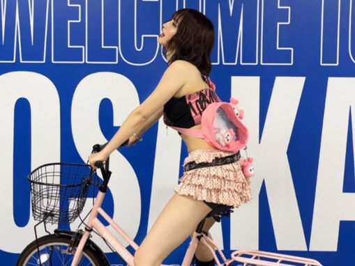 「何してても可愛いのよ」モモ、室内で自転車に乗る姿を披露「脚長すぎて漕ぎづらそう」「自転車乗れるんや」