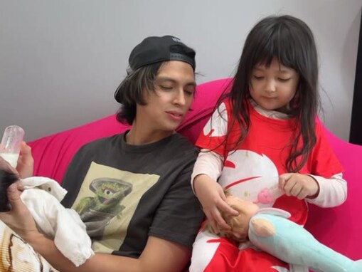 第3子出産の川崎希、イケメン夫がミルクをあげる育児ショット公開！ 長男＆長女の最新顔出しショットも