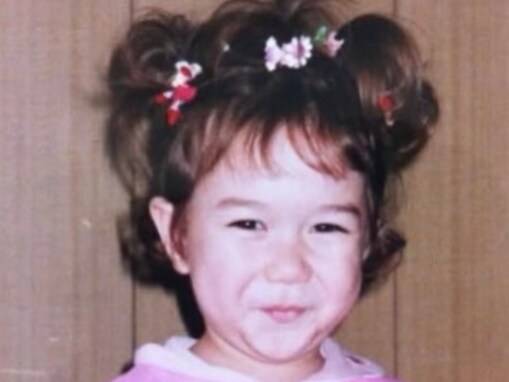 「ブサカワやってんネ」村重杏奈、“出オチ感満載”な幼少期ショットに「やっぱ小さい頃からかわいい」の声！