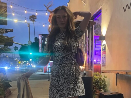 「こんな脚になりたい」GLAYメンバーの美人妻、超ミニ丈ワンピで美脚披露「となりの靴はTAKUROさんかな？」