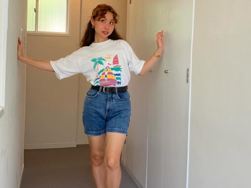 「驚異的に似合う」peco、“ぴちぴちのハイウエストデニム”の美脚ショット公開！「健康的なスタイル」