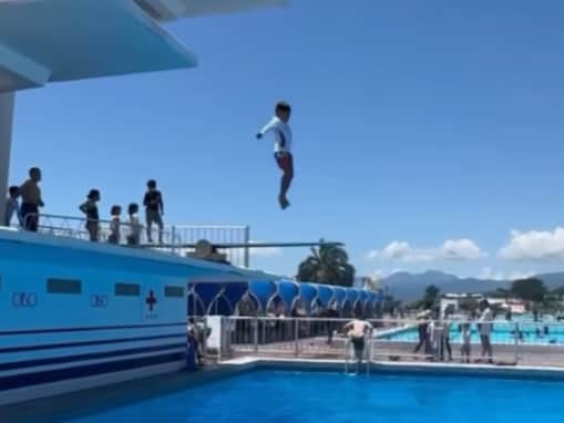 「魔裟斗さんのDNAすごっ」高所からの親子飛び込み姿に「ただただ凄い」「度胸ありすぎです」驚きの声