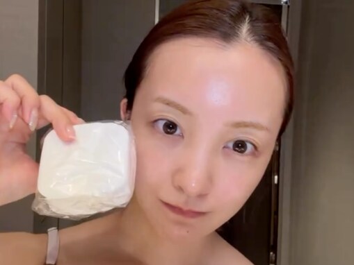 「すっぴんも超綺麗」板野友美、すっぴんでスキンケア姿を披露も「そもそものお肌が綺麗過ぎる、、」の声