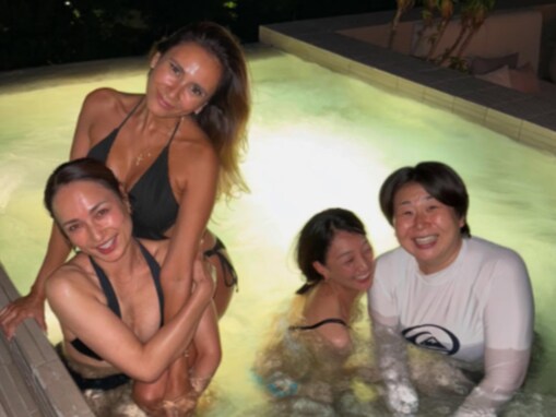 「まさかの大島さん！」MALIA.、“意外なメンバー”でナイトプールショット公開「最高の組み合わせ！」