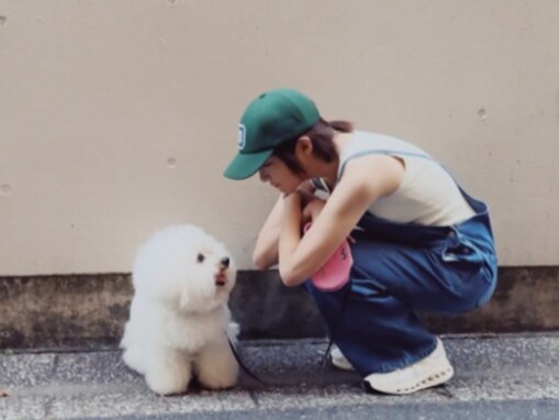 サッカー元日本代表の美人妻、愛犬との散歩ショット公開「美人でスタイルええと、何やってもオシャレやわ〜」