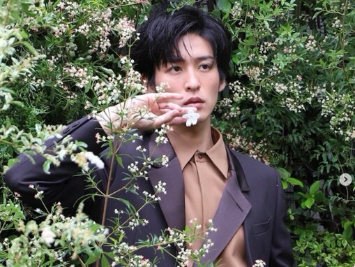 「儚げで守ってあげたくなる」目黒蓮、花をまとうモデルショット公開！ 「かわいい笑顔にキュン」