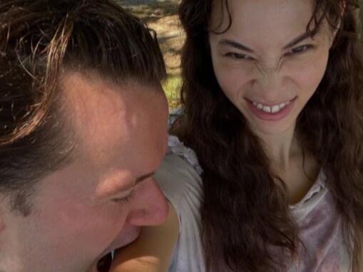 水原希子、交際3年のイケメン恋人とヨーロッパ旅行！ 腕にかみ付くラブラブショットも公開「美しい女性」