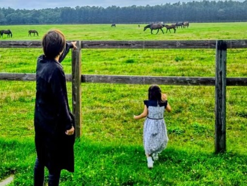 DAIGO、家族旅行で娘＆息子の成長した姿を公開「小さいのにオーラがすごい」「娘ちゃんの後ろ姿がママ似」