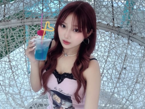 辻希美の長女・希空、美しい太もも＆デコルテ際立つ大人っぽミニワンピ姿を披露！ 「沖縄来たー！！」