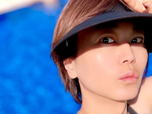 氷川きよし、美デコルテ際立つ自撮りショット公開「日焼け止めたっぷり塗ってプールにドヴォーン」