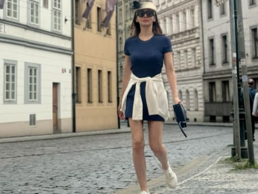 「この夏もプラハ」神田うの、美脚ショットを披露！ ヨーロッパの街並みの中で抜群のスタイル際立つ