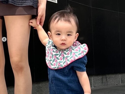 「脚むちゃむちゃ綺麗」お笑い芸人の年下妻、美脚際立つ姿で息子と2ショット「スタイル半端ない」「イケメン」