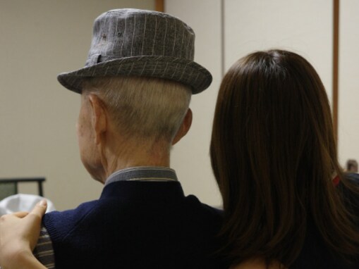 人気俳優、100歳の誕生日迎えた祖父とのツーショット公開！ 「尊敬しています」「日本酒で乾杯」