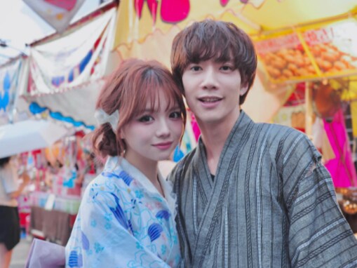 「美男美女過ぎるだろ…」人気YouTuberのモデル妻、イケメン夫と浴衣で祭りデートへ！ 「エモすぎる」