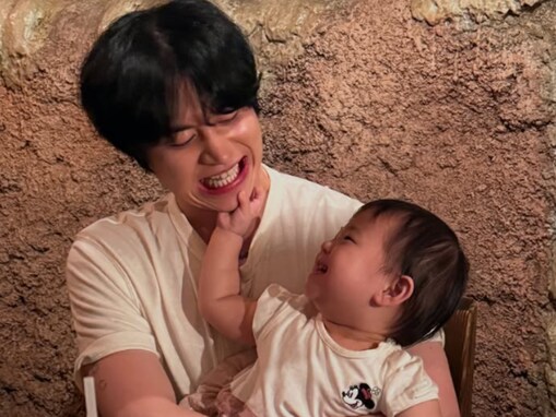 「笑った顔そっくり」人気YouTuberの美人妻、イケメン夫と娘のプライベートショット公開！ 「最高」