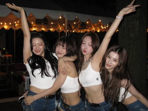 「この4人最高」モモ、TWICEメンバーとの腹筋際立つライブオフショットを披露！ 「ビジュやばい」