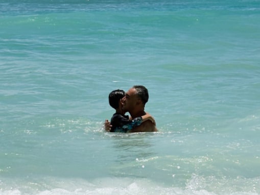 「最高にかっこいい親子」市川團十郎、息子と海でハグする姿に「ビックリの黒さっ！」「優しいパパ」の声