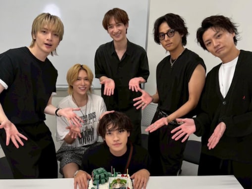「愛でしかない」千賀健永、メンバーの誕生日をみんなで祝福「ノーマルなのに千賀くん顔面強過ぎかっこよ」
