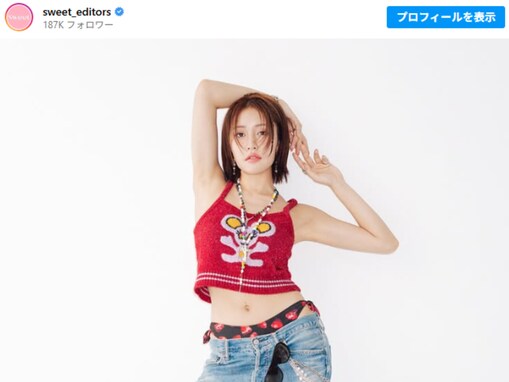 王林、脇見せ圧巻スタイルをファッション誌で披露！ 細く美しいウエストからはヘソも＆美脚も際立つ姿