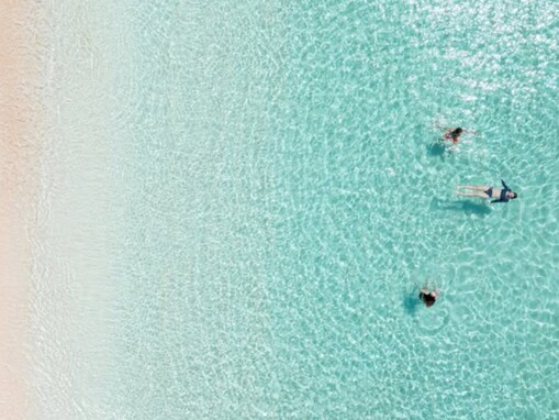 スザンヌ、息子らと与論島の海で絶景ショット公開「海めっちゃ綺麗ですねー。透明度かなり高い」「最高の夏」