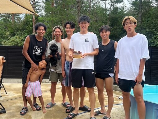 「愛されてますねえ笑」イケメンサッカー選手らが同僚を祝福「イジられる先輩」「活躍楽しみにしてます」