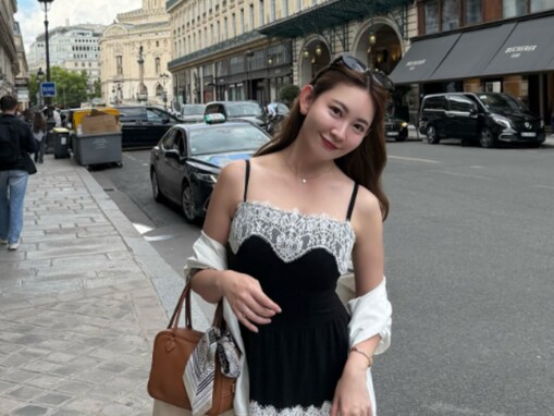 「すっかりパリジェンヌ」小嶋陽菜、パリでの美デコルテ際立つ姿に「似合うな〜」「女神様」の声！