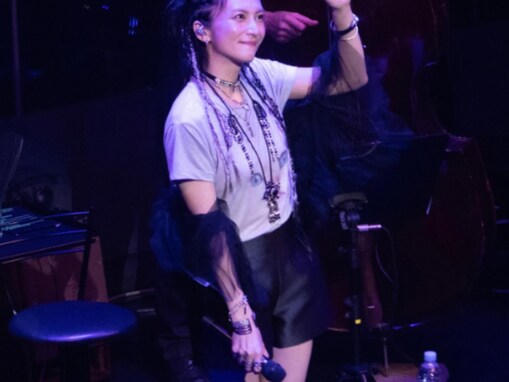 「めっちゃハンサム」「ギャップ萌え」柴咲コウ、太もも際立つ美脚ショットにファン歓喜！「女神降臨」