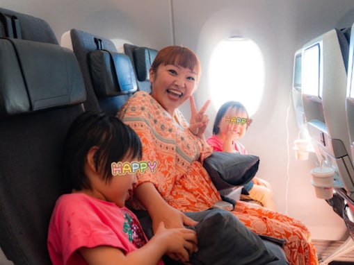 「娘ちゃんズの双子コーデカワユス」柳原可奈子、脳性まひの長女＆次女と飛行機に乗る姿を公開！