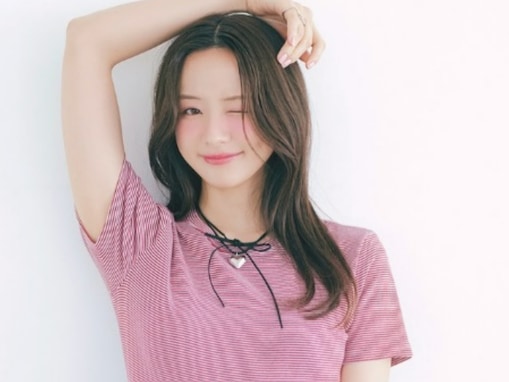 「シンプルだからこそ」森香澄、ほっそり美脚チラ見せのモデルショットに反響！ 「思わずトリコ」
