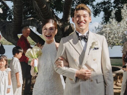 堂安律の美人妻、挙式ショット公開「オーラめっちゃあります」「今までのどの投稿よりも美しい笑顔」