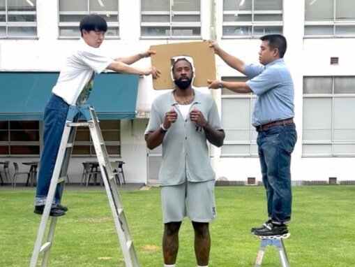 「コラボ凄すぎる！」バスケ界の超スーパースター＆お笑い芸人の“ネタ”披露に「誰にやらしとんねんw」