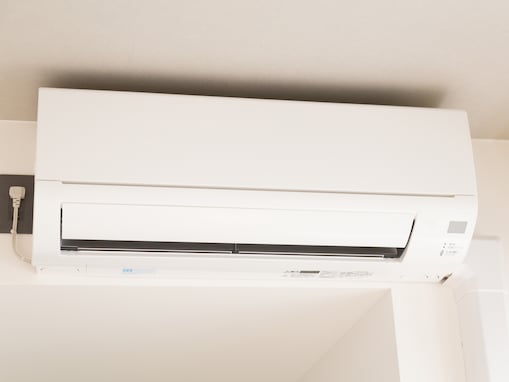 寝るときのエアコン冷房、設定温度は何度が正解？ 専門家の答えは