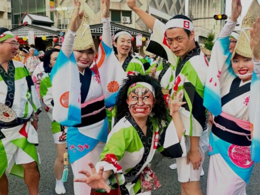 「誰よりも目立ってるw」キンタロー。、阿波おどりにねぶた？ 迫力ある表情に「完成度高過ぎ」の声！