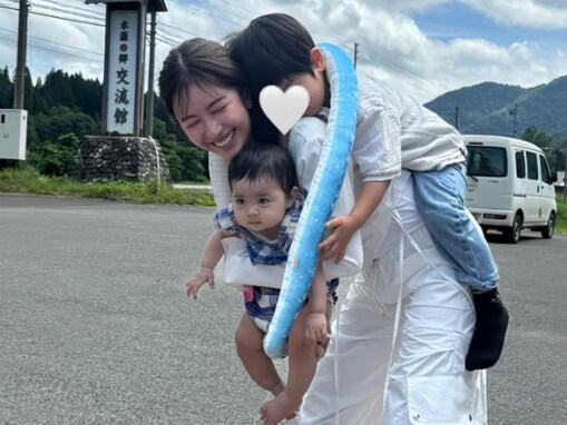 「すごい娘さん顔濃い」くみっきー、娘＆息子との夏休みショットに「めちゃめちゃパパ似」「幸せが伝わります」