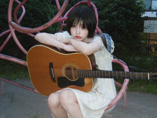 「しずかちゃんみたい」あの、透明感あふれる白ワンピショットに反響！「可愛いっピ！」「二次元ぽく見える」