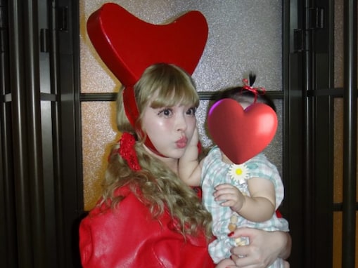 「ママは1年目」きゃりーぱみゅぱみゅ、我が子「ベビーぱみゅぱみゅ」を抱く姿を披露！ 「これは女の子？」