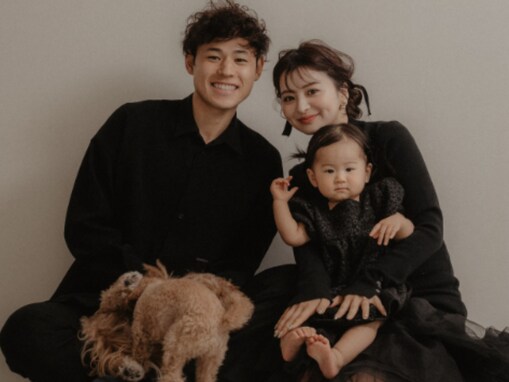 「4回目の結婚記念日」元テラハメンバー、サッカー選手夫＆1歳娘との家族ショット公開！ 「幸せそう」