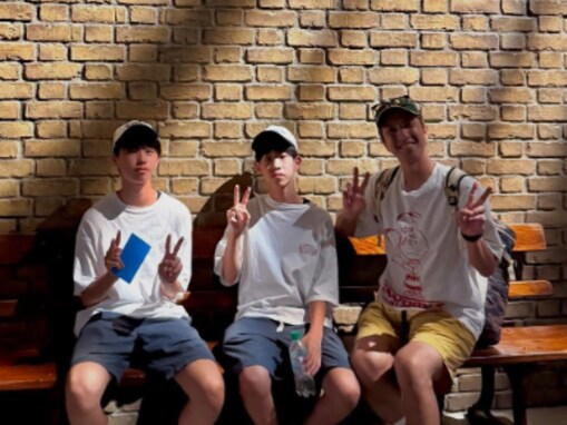 「大きくなりましたね」元2700・ツネ、双子の息子とハリポタ世界満喫！ 「オソロコーデ仲良し」