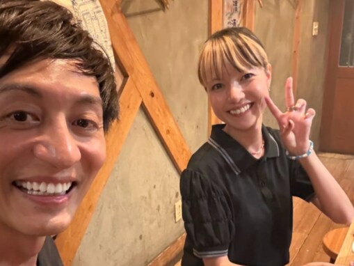 「いい顔してる」元美人マネージャー、人気芸人とのツーショットに反響！ 「愛されていますね」
