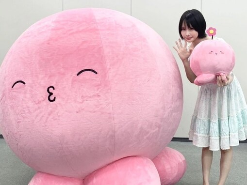 「足ほっそ...」あの、巨大タコピーとの美脚際立つコラボに「リアルしすがちゃんだｯﾋﾟ」「小顔効果やばい」