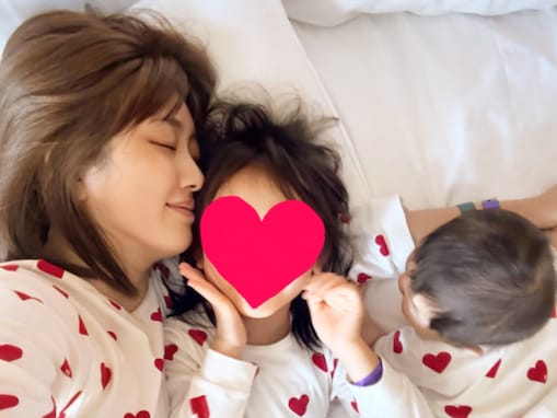 「なんて癒しの光景」菊地亜美、娘たちとおそろいパジャマでの添い寝を公開！ 「パパもお揃い？」