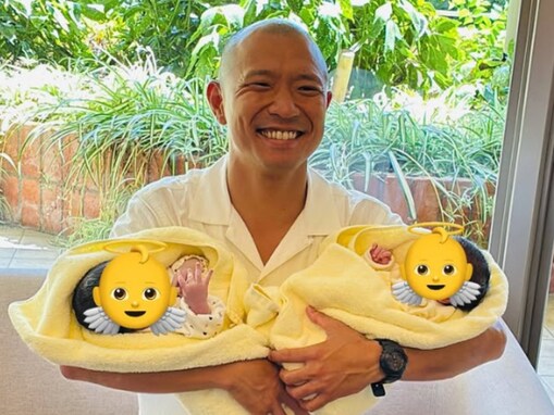 「この世に爆誕」お笑い芸人、3児の父に！ 双子の我が子を両手に抱く姿「生まれ変わったみたいな顔してる！」