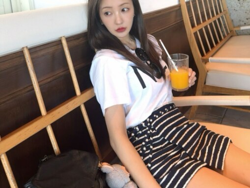 「綺麗な長い足」板野友美、超ミニ丈スカートから美脚を披露！ 「次から次へとめくるたびに可愛くて」