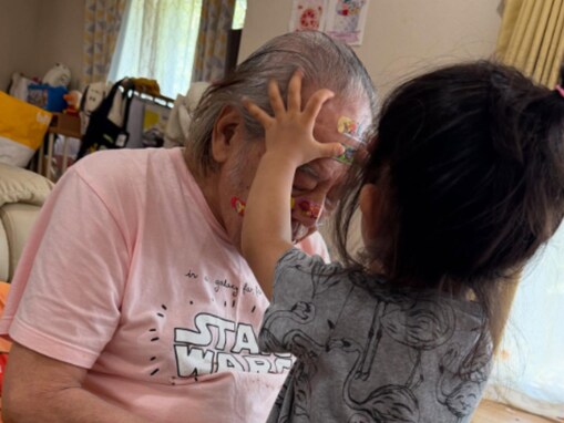 「始めて拝見しました」丸山桂里奈、娘と“おもちゃになるじーじ”の様子に「優しい」「大好きなんですね」の声！