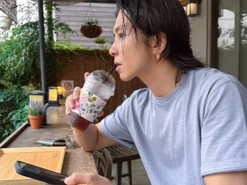 「爆イケ過ぎて5度見した」山下智久、ムキムキの筋肉際立つオフ？ の姿に「服の汚れでさえオシャレすぎ」の声