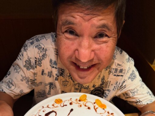 「幾つになっても少年」関根麻里、父・関根勤の72歳誕生日ショットに反響！ 「いつも笑顔」「若い」