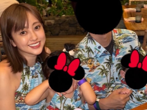 菊地亜美、初の“子連れハワイ”家族ショット公開！ 娘2人のかわいい姿に「素敵なお写真」「可愛すぎる」反響