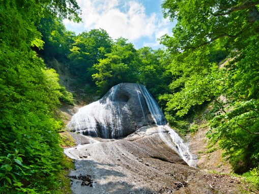 青森県で「夏に行きたい滝」ランキング！ 2位「みろくの滝」を僅差で抑えた1位は？【2025年調査】
