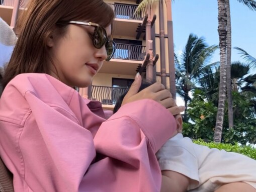 「お腹の上ですやすや寝る次女」菊地亜美、ハワイ親子ショット公開「成長してますねー」「楽しそう」