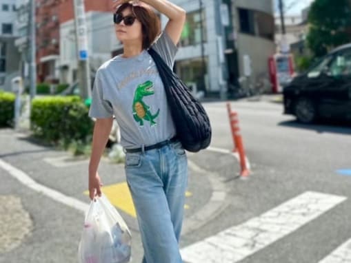 氷川きよし、脚長デニムコーデの圧巻スタイル披露！ 「五木ひろしさんから以前いただいた宝物」のTシャツも着用